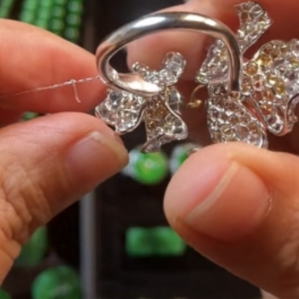 Luxurious Green Jadeite & Seashell Bead Ring - Image 4